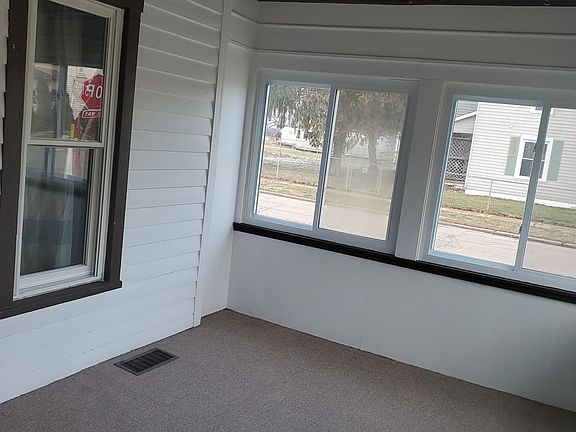 4th image of 385 Woods Ave #1