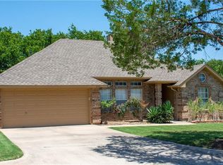 303 Woodlawn St, Krum, TX 76249