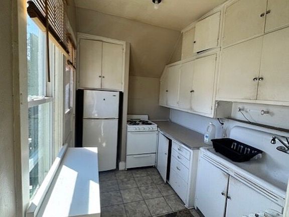 3rd image of 1015 Madison St