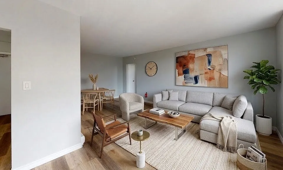 325 Giles Blvd W