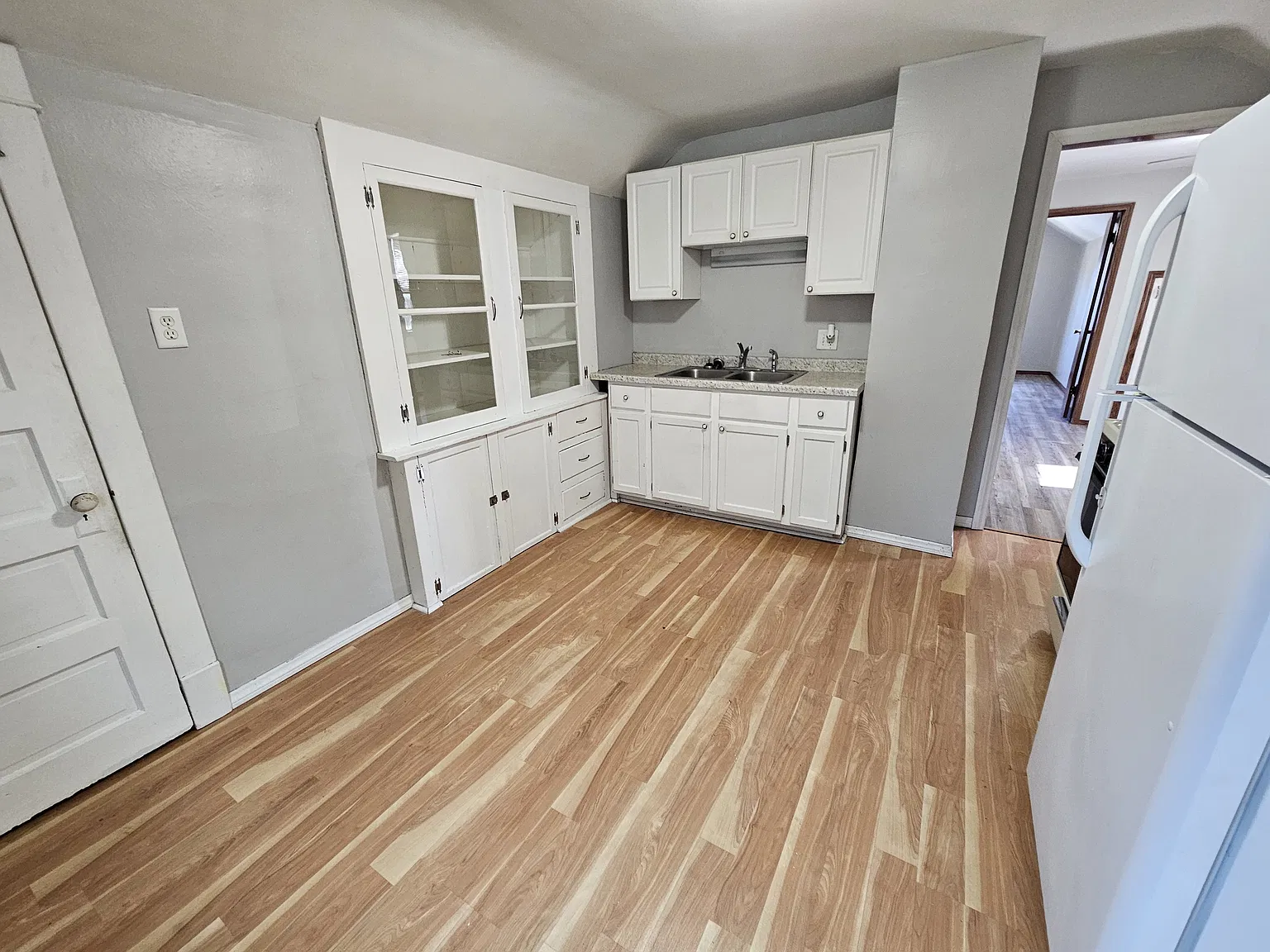 2 bed, 700 sqft, $1,100 — Photo 3