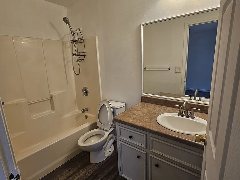 409 E Kerr Ave — Photo 4