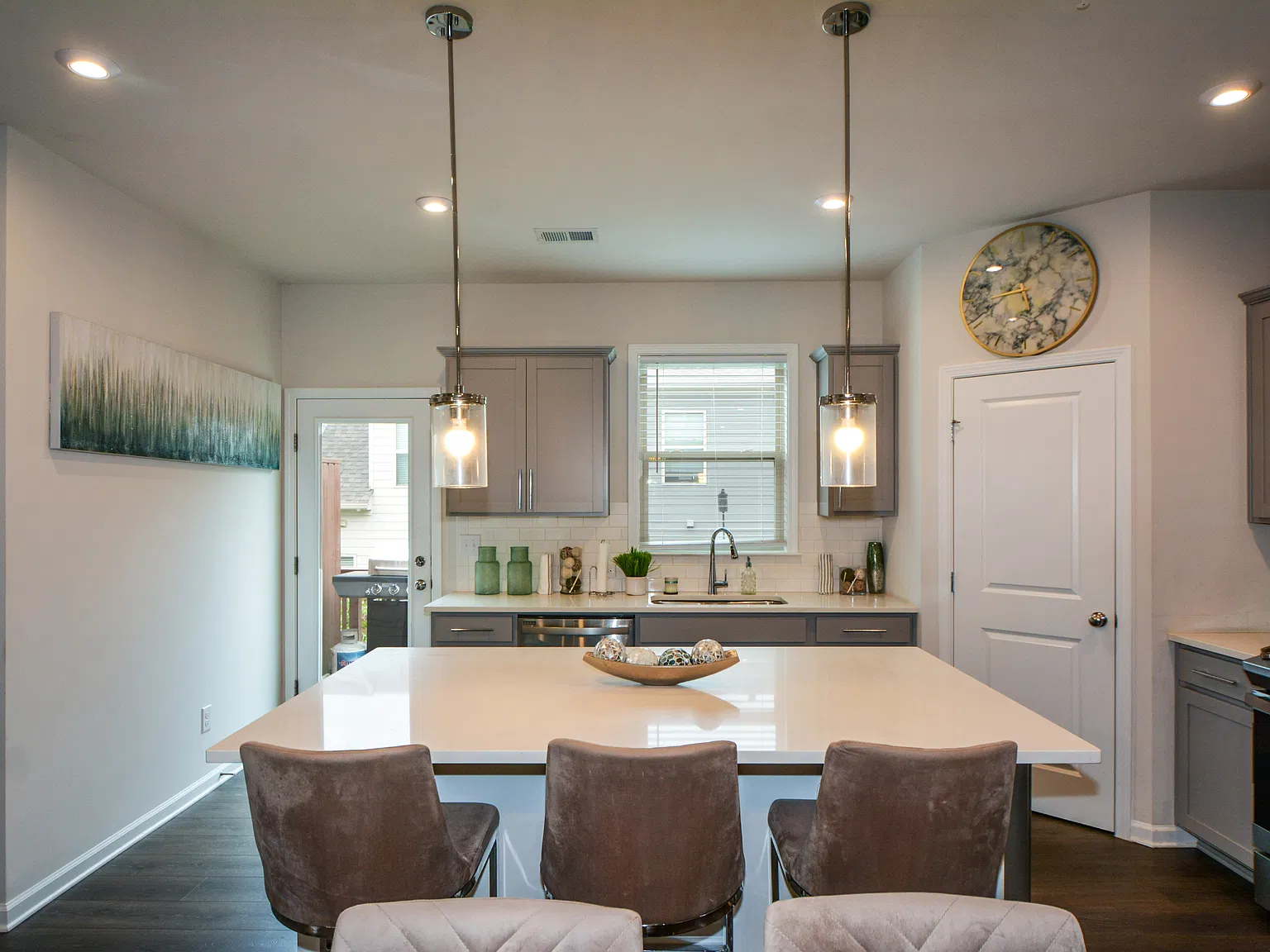3 bed, 2.5 bath, 2106 sqft, $2,500 — Photo 2
