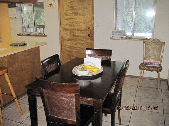 Dining area w/newer tile