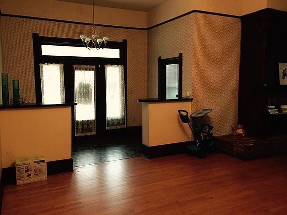 3rd image of 118 W Kerr Ave