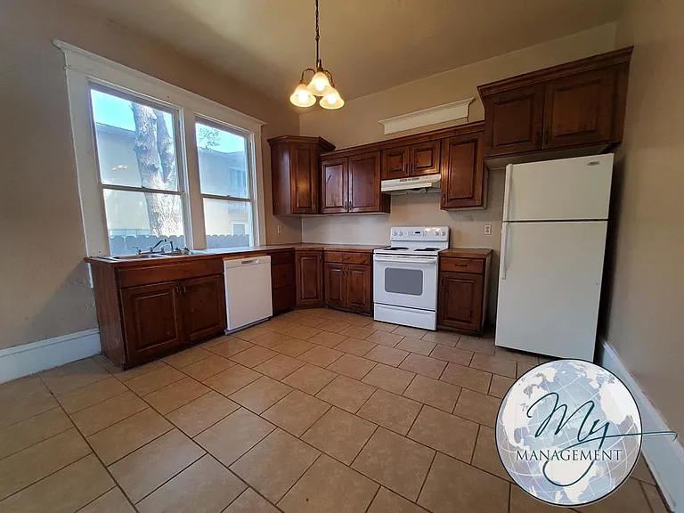 4 bed, 1.0 bath, 1400 sqft, $1,300 — Photo 24