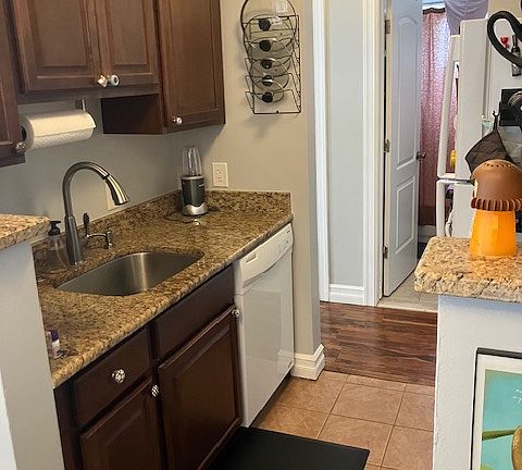 Kitchen (alternate view)