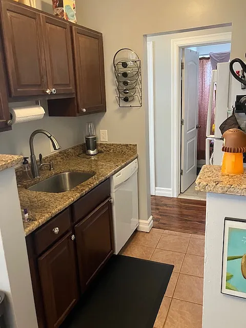 Kitchen (alternate view)