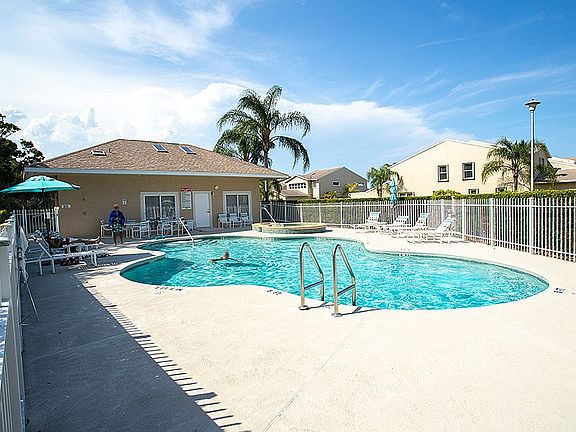 4th image of 2295 Hawks Cove Cir