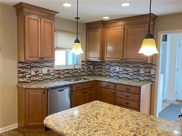 1382 Meadowlawn Dr, Macedonia, OH 44056
