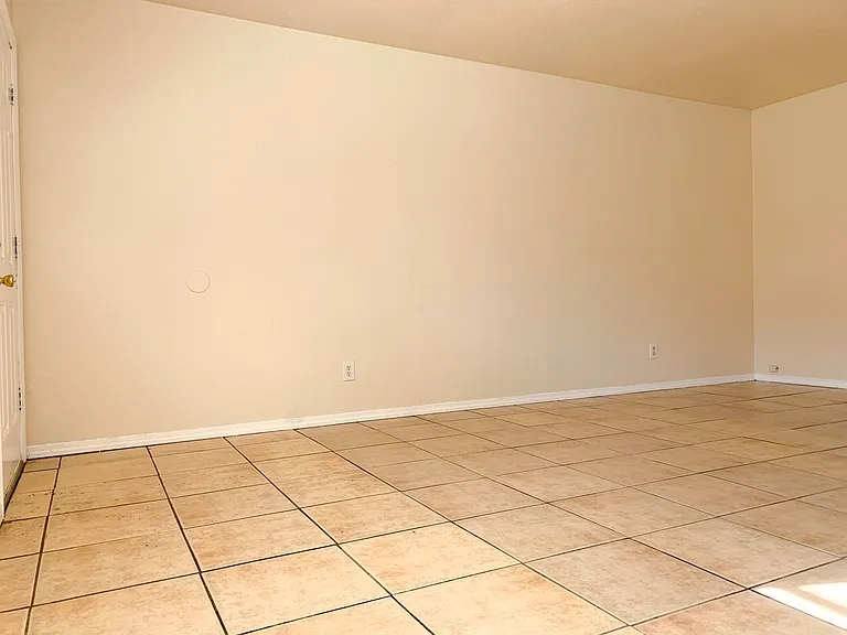 Spacious 2 Bedroom Apartment with Fireplace — Photo 21