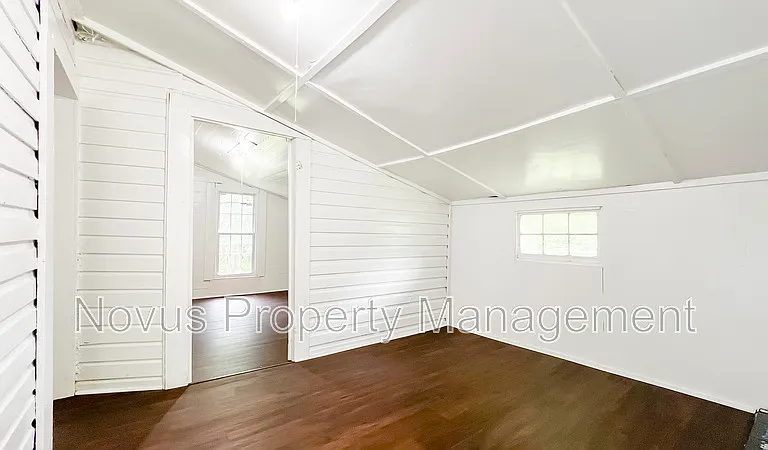 135 W Atlanta St — Photo 15