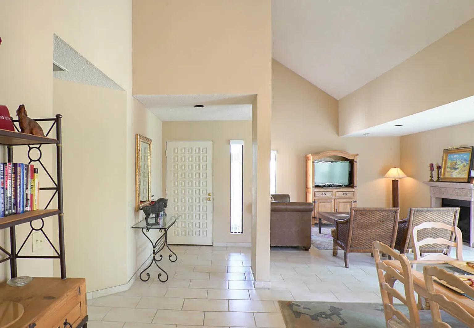 Beautifully Furnished Condo with Mountain Views — Photo 1