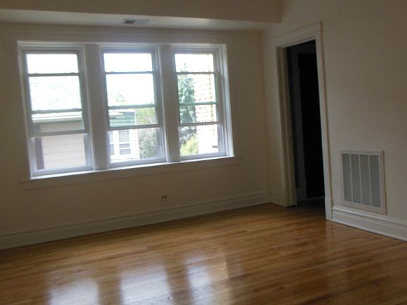 2nd image of 1526 W Thome Ave