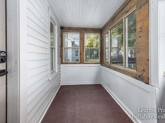 3rd image of 612 E Green St