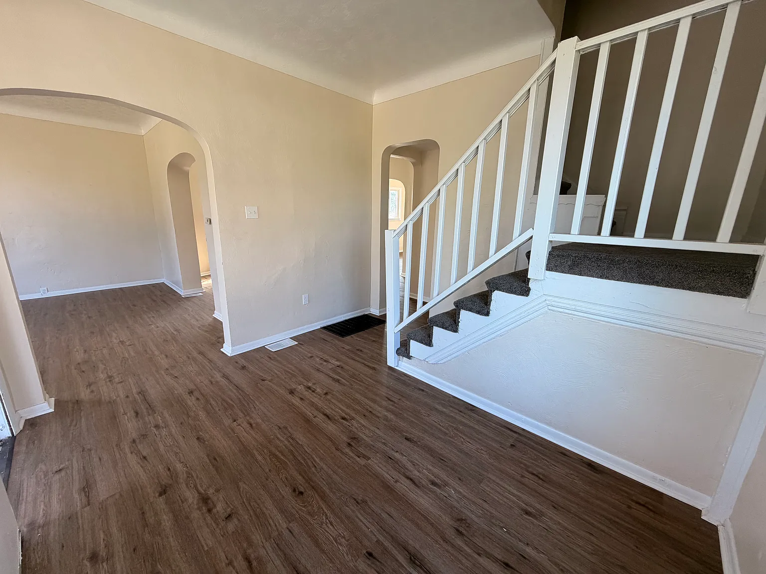 4 bed, 2001 sqft, $1,400 — Photo 1