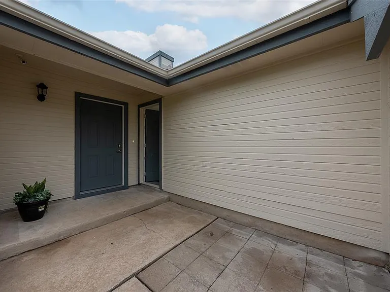1702 Ireland Dr — Photo 4