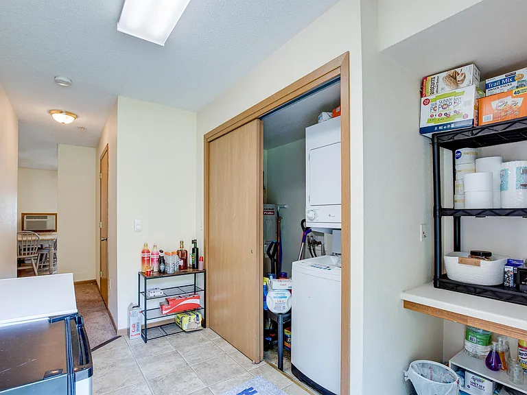 1063 E Cascade Ave — Photo 2