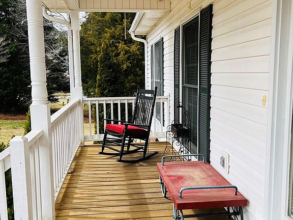 3rd image of 210 Heathwood Dr