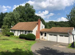 26 Deepwood Rd, Simsbury, CT 06070