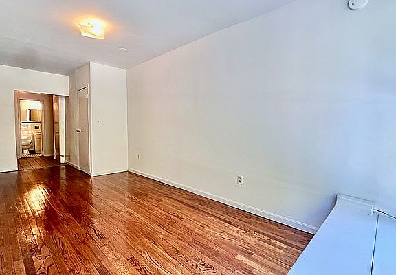 3rd image of 224 W 72nd St APT 1B