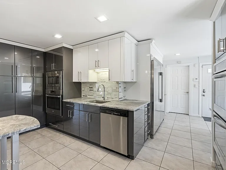 970 Van Court Ave — Photo 15