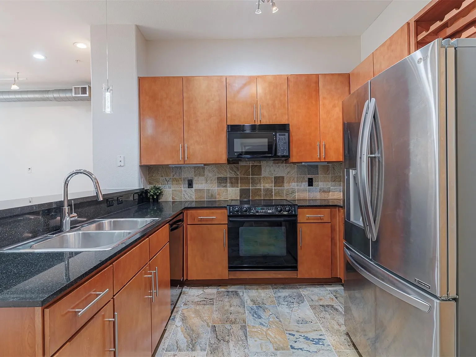 2 bed, 2.0 bath, 1373 sqft, $2,600 — Photo 2
