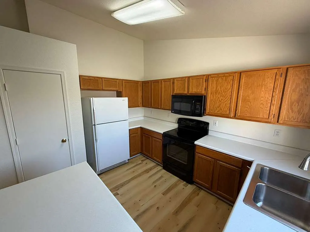 3 bed, 1300 sqft, $2,495 — Photo 4