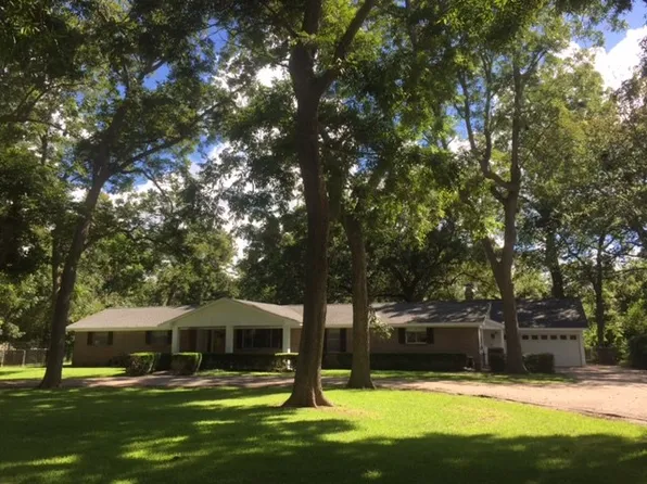 425 Southern Oaks Dr, Lake Jackson, TX 77566