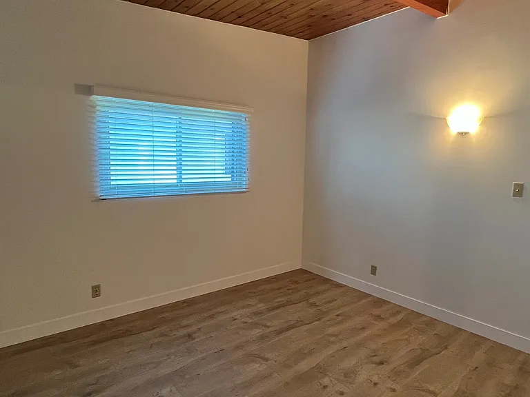19412 Strathern St — Photo 13