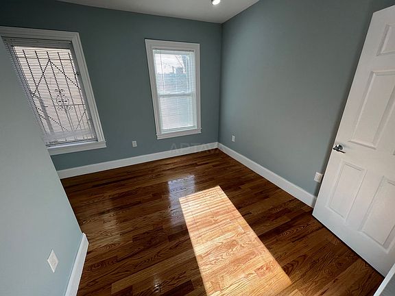 4th image of 372 Oxford St #4