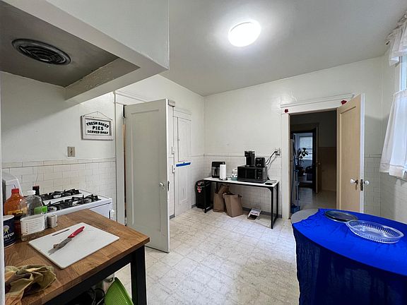 5th image of 1077 Union St