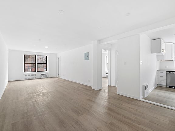 3rd image of 165 Christopher St #1E