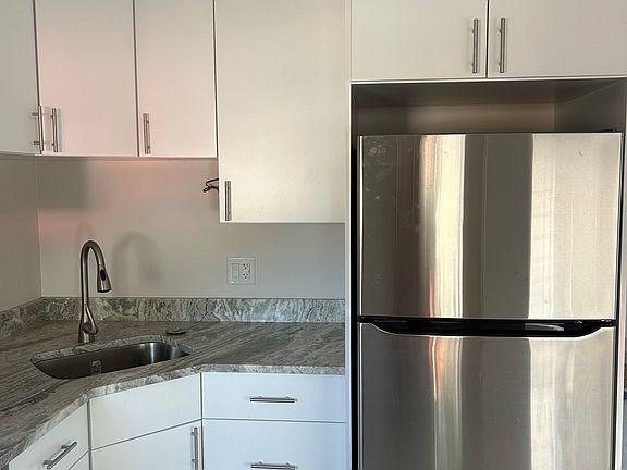 4th image of 205 Goodland Dr E #A