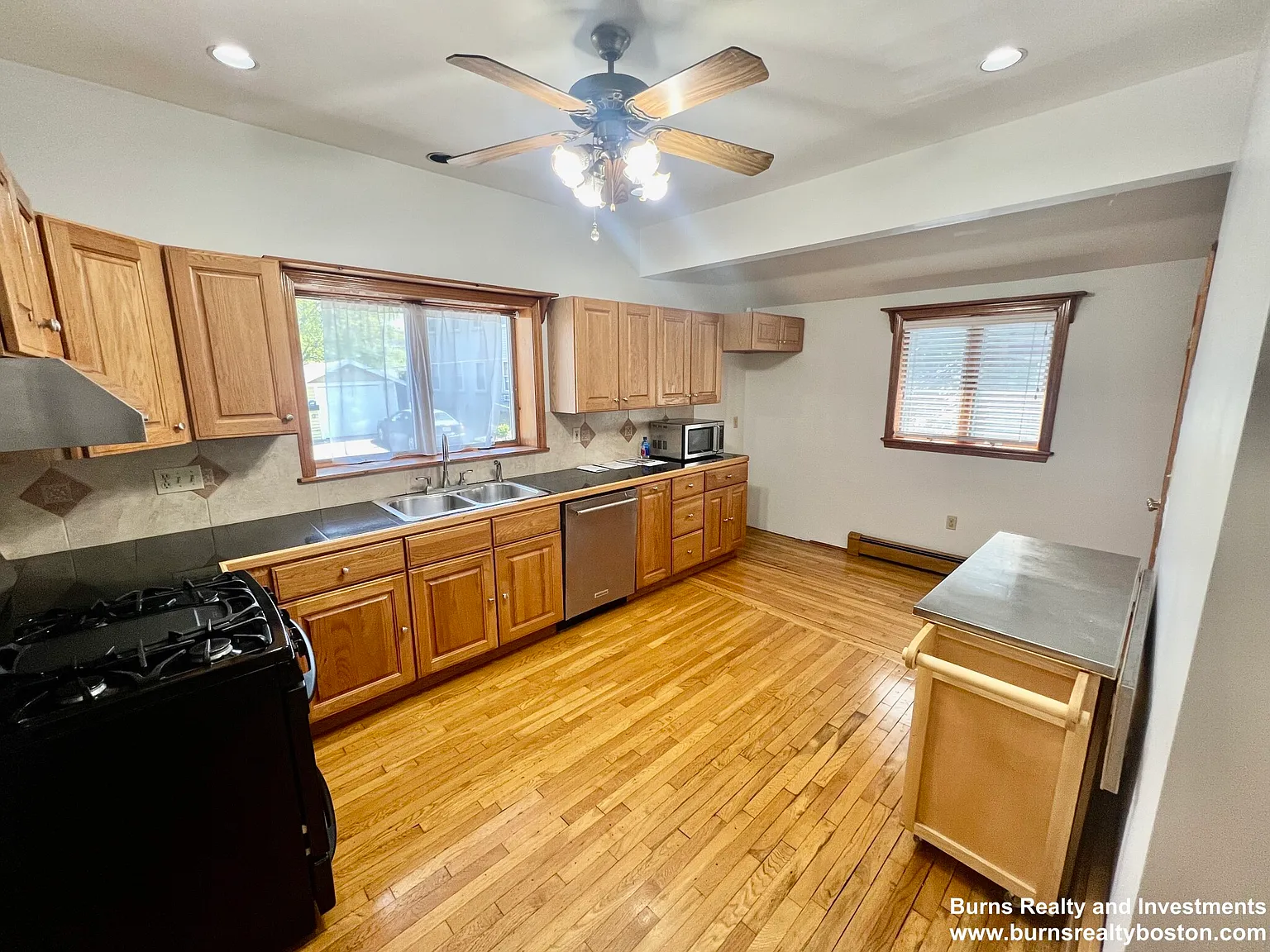3 bed, 1.0 bath, 1526 sqft, $3,300 — Photo 3
