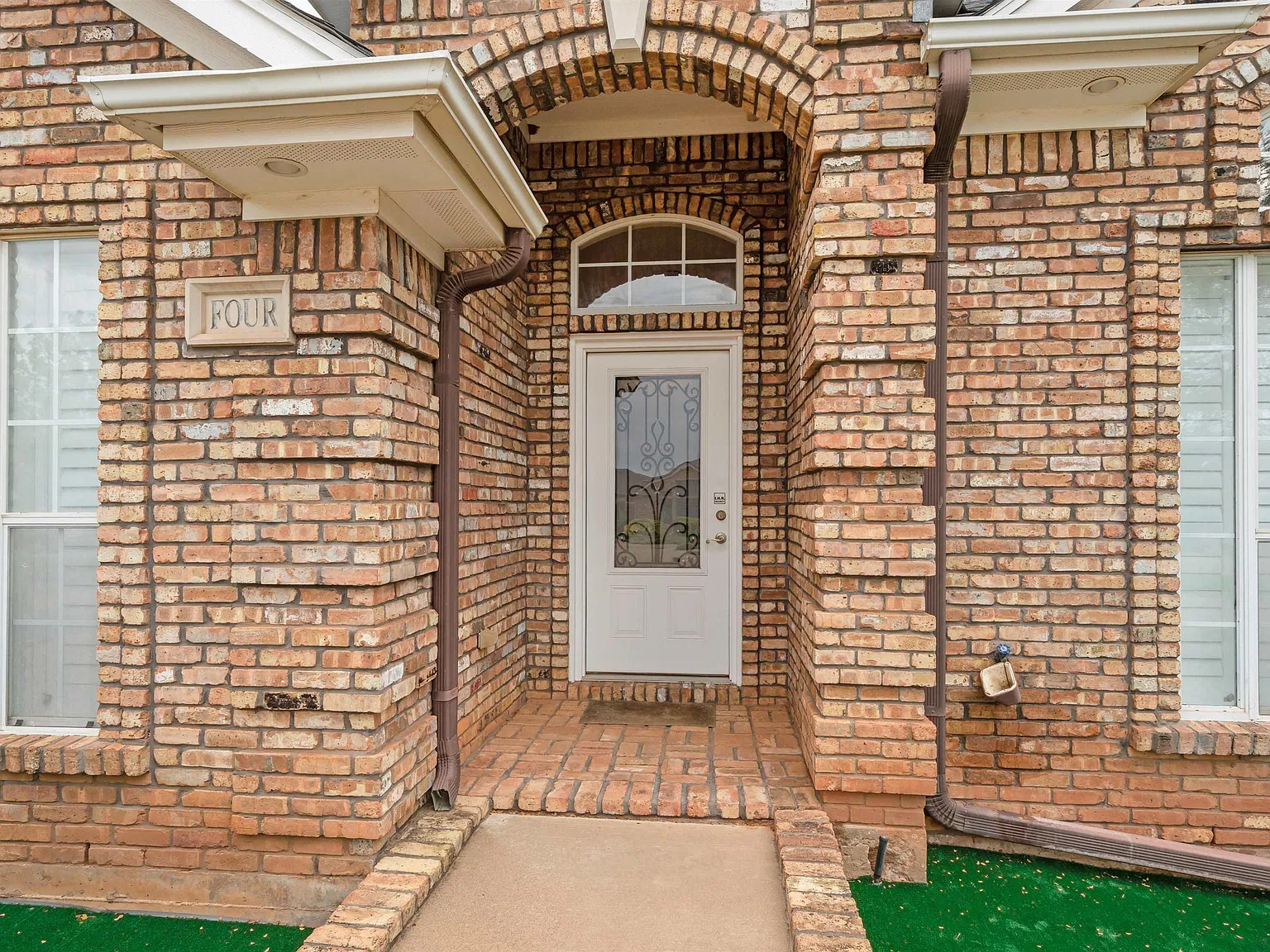 2 bed, 2.0 bath, 1942 sqft, $2,350 — Photo 2
