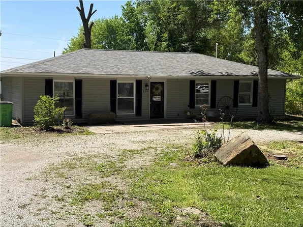 510 E 2nd St, Pomona, KS 66076