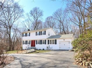 12 Pheasant Run Dr, Gales Ferry, CT 06335