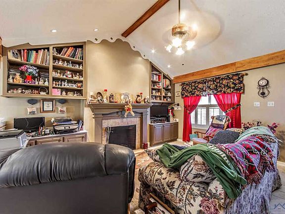 3rd image of 206 Honeysuckle Dr