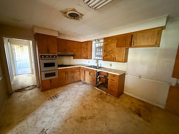 4th image of 240 Willow D St
