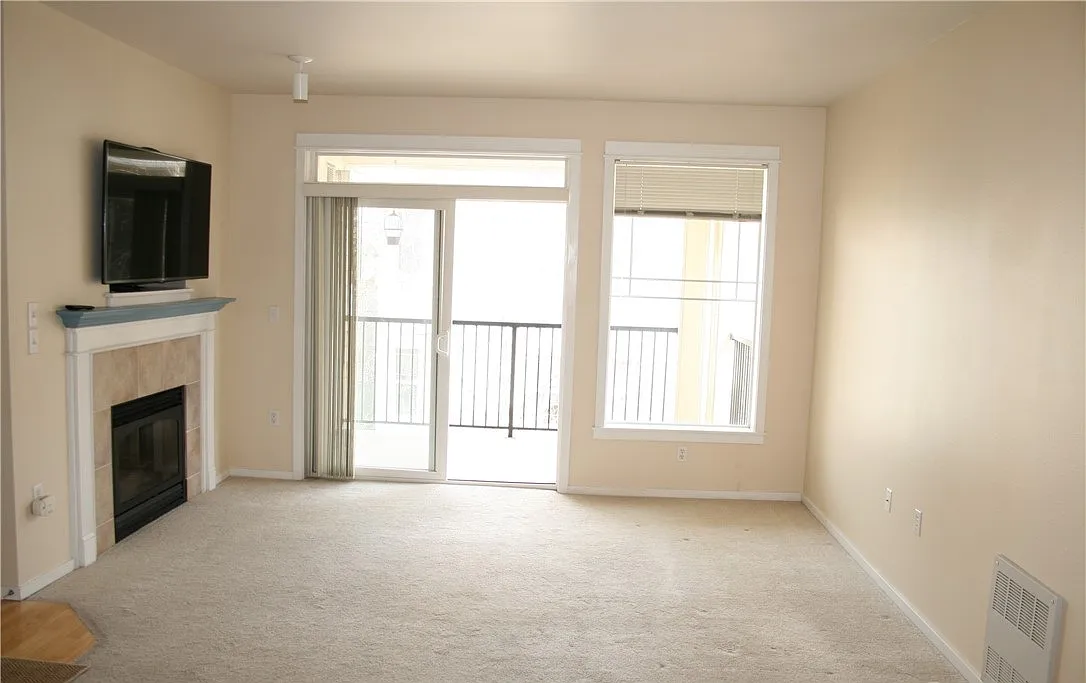 3 bed, 1160 sqft, $2,395 — Photo 2
