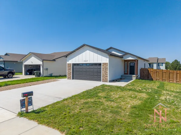 1927 E Prairie View Dr, Garden City, KS 67846