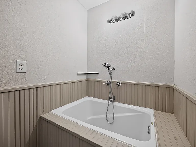 6611 Textile Rd — Photo 33