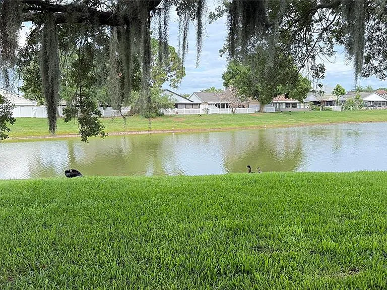 72 Lakepointe Cir — Photo 1