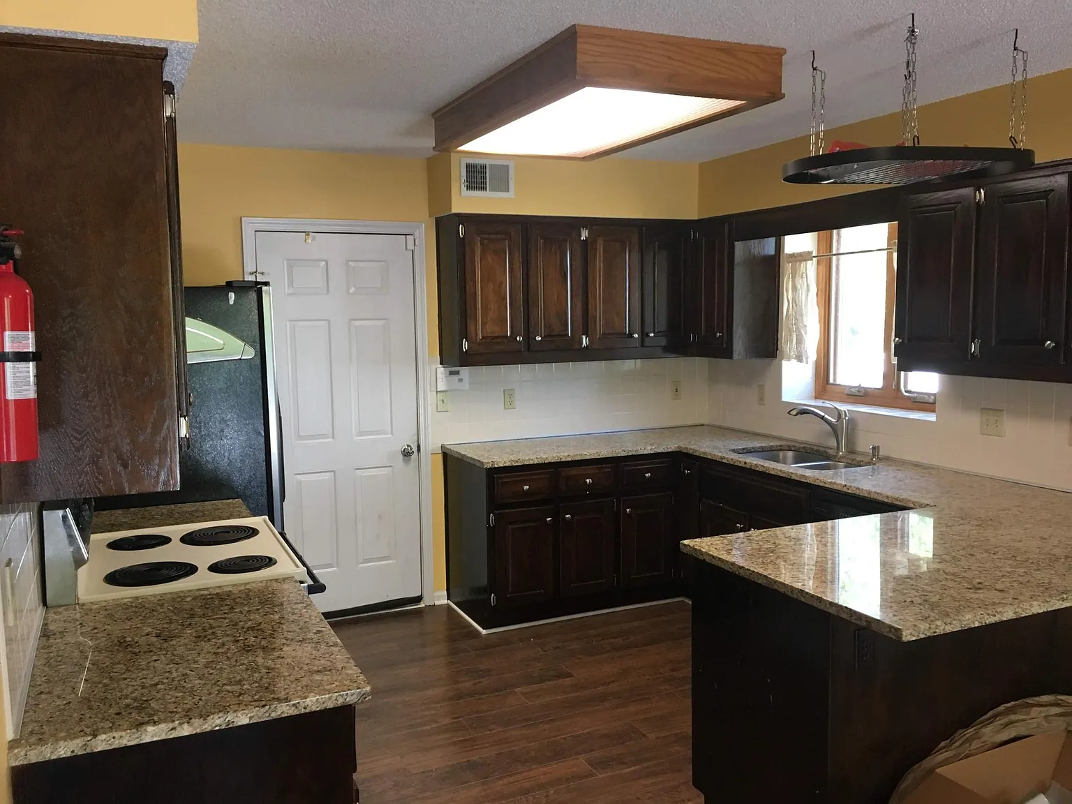 3 bed, 2300 sqft, $2,390 — Photo 4