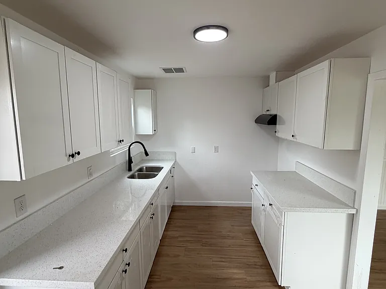 910 E Tulare Ave — Photo 4