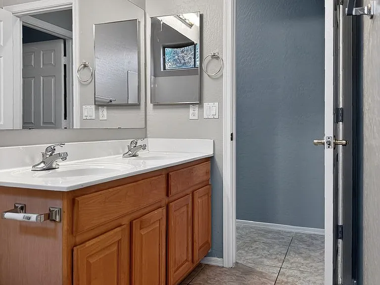 2421 W Ellis St — Photo 43
