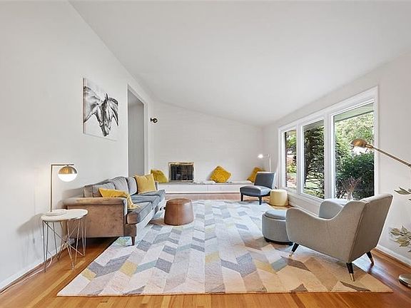 3rd image of 1140 Folkstone Dr