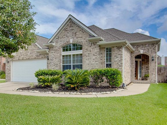 One story brick home on a cul-de-sac. 4 bedrooms with a pool!