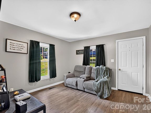 3rd image of 15 Circle St